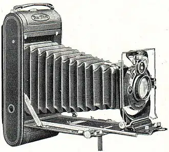 10 a. Rollfilm-Klappkamera ausgezogen.