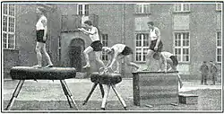9. Natürliches Turnen an Sprungkästen und Pferd. (Phot. Reinelt.)