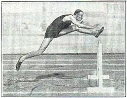 4. Hürdenlauf. (Phot. Riebicke.)