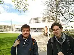 Wir vor der Stadthalle Chemnitz, dem Veranstaltungsort der Makerfaire Sachsen