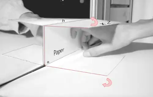 Papier mit Faltlinien als Vermittler zwischen 3D-Welt und 2D-Projektion auf dem Papier